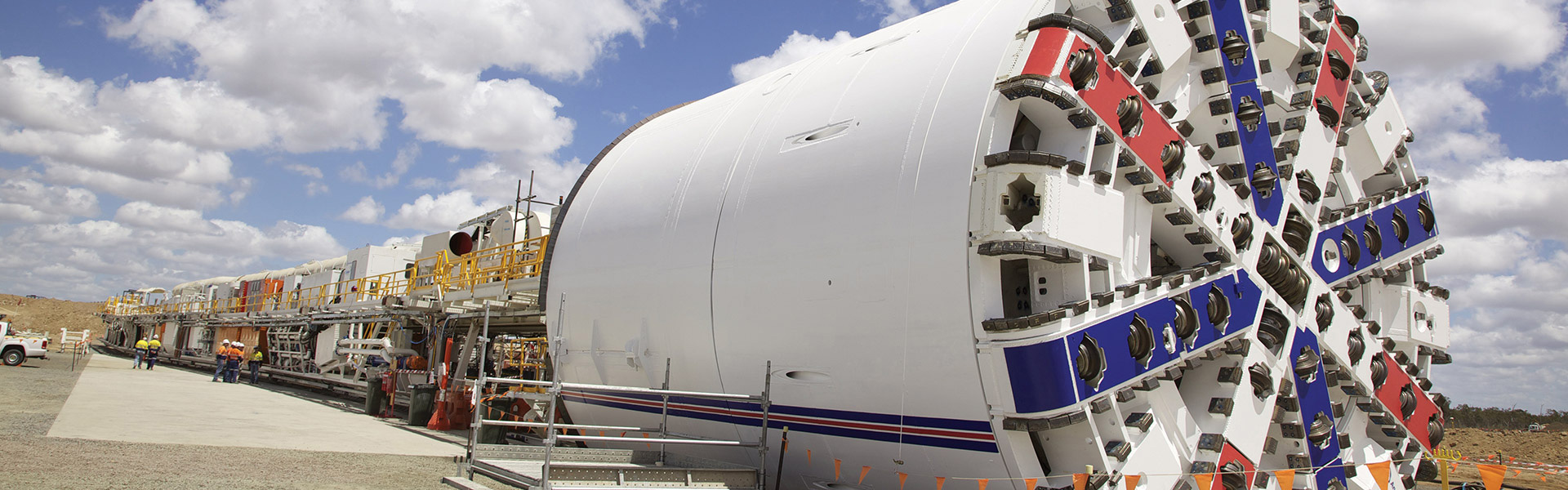 En la mina de Grosvenor, Redpath Australia excavó el transportador y los conductos de transporte utilizando una máquina perforadora de túneles (TBM) con equilibrio de presión de tierra.